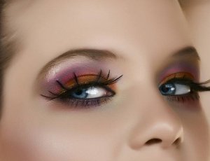 Style conscious women worldwide happily wear the false eyelashes